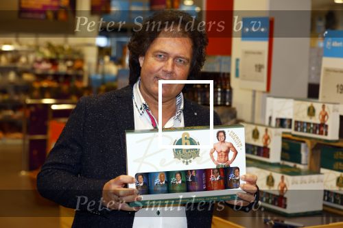 Elst 15 december 2021
Rene Leblanc en zijn vouw in de Albert Heijn met zijn bier .
