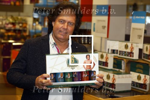 Elst 15 december 2021
Rene Leblanc en zijn vouw in de Albert Heijn met zijn bier .