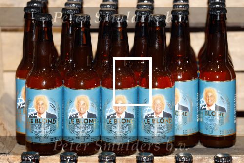 Elst 15 december 2021
Rene Leblanc en zijn vouw in de Albert Heijn met zijn bier .