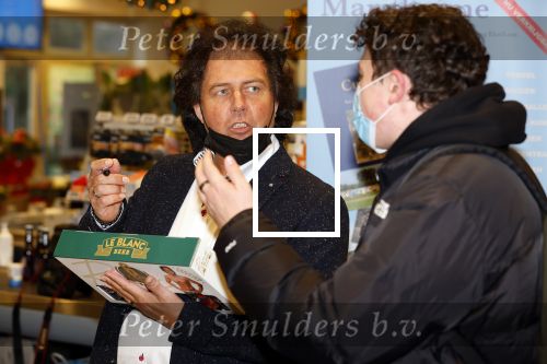Elst 15 december 2021
Rene Leblanc en zijn vouw in de Albert Heijn met zijn bier .