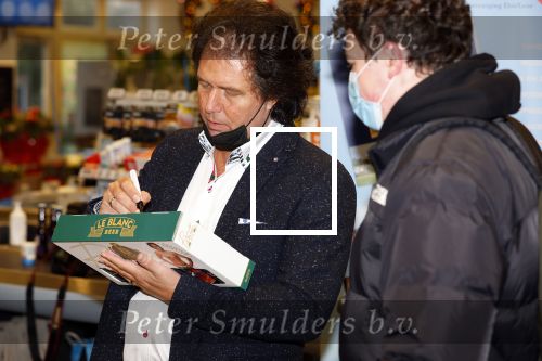 Elst 15 december 2021
Rene Leblanc en zijn vouw in de Albert Heijn met zijn bier .