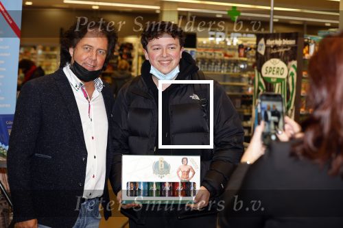 Elst 15 december 2021
Rene Leblanc en zijn vouw in de Albert Heijn met zijn bier .