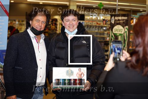 Elst 15 december 2021
Rene Leblanc en zijn vouw in de Albert Heijn met zijn bier .