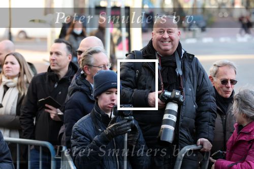Den Haag 8 december 2021
Prinses Amalia arriveert voor de buitengewone vergadering van de Raad van State. Naast de prinses waren ook koning Willem Alexander en koningin Maxima bij de buitengewone vergadering aanwezig.
Na de vergadering ging Amalia in de tuin een boom planten. Reni v maren en Mischa Schoemaker