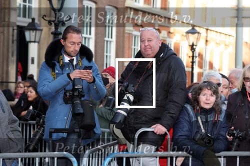Den Haag 8 december 2021
Prinses Amalia arriveert voor de buitengewone vergadering van de Raad van State. Naast de prinses waren ook koning Willem Alexander en koningin Maxima bij de buitengewone vergadering aanwezig.
Na de vergadering ging Amalia in de tuin een boom planten. Reni v maren en Mischa Schoemaker