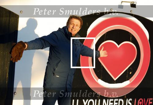 Amsterdam 21 december 2021
Robert ten Brink en zijn vrouw bij opnames all you need is love op museumplein.