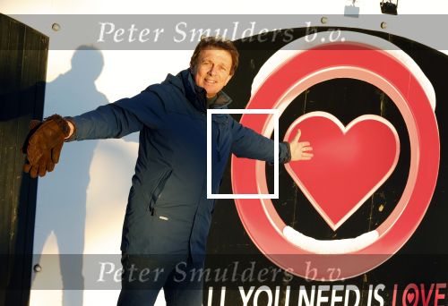 Amsterdam 21 december 2021
Robert ten Brink en zijn vrouw bij opnames all you need is love op museumplein.