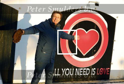 Amsterdam 21 december 2021
Robert ten Brink en zijn vrouw bij opnames all you need is love op museumplein.