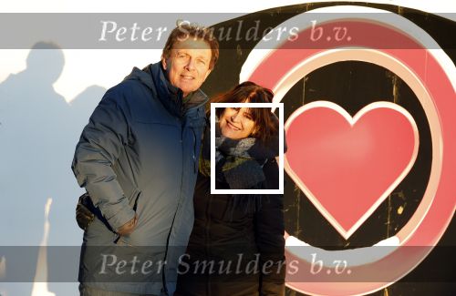 Amsterdam 21 december 2021
Robert ten Brink en zijn vrouw bij opnames all you need is love op museumplein.