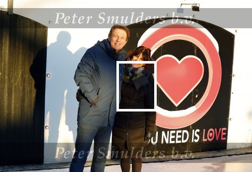 Amsterdam 21 december 2021
Robert ten Brink en zijn vrouw bij opnames all you need is love op museumplein.