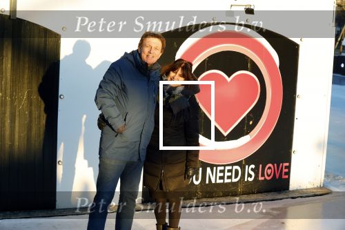 Amsterdam 21 december 2021
Robert ten Brink en zijn vrouw bij opnames all you need is love op museumplein.