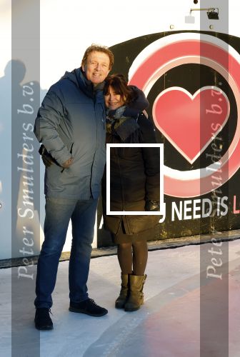 Amsterdam 21 december 2021
Robert ten Brink en zijn vrouw bij opnames all you need is love op museumplein.