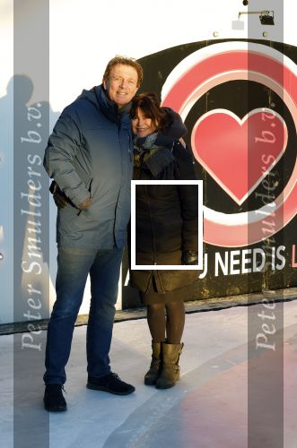 Amsterdam 21 december 2021
Robert ten Brink en zijn vrouw bij opnames all you need is love op museumplein.