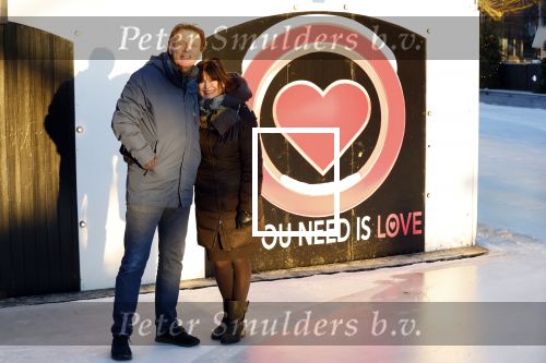 Amsterdam 21 december 2021
Robert ten Brink en zijn vrouw bij opnames all you need is love op museumplein.