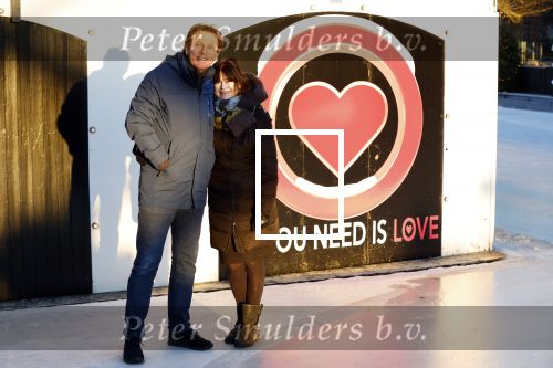 Amsterdam 21 december 2021
Robert ten Brink en zijn vrouw bij opnames all you need is love op museumplein.