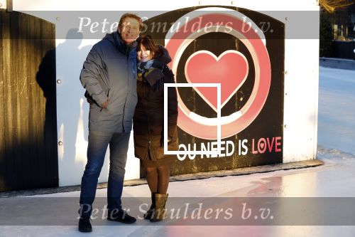 Amsterdam 21 december 2021
Robert ten Brink en zijn vrouw bij opnames all you need is love op museumplein.