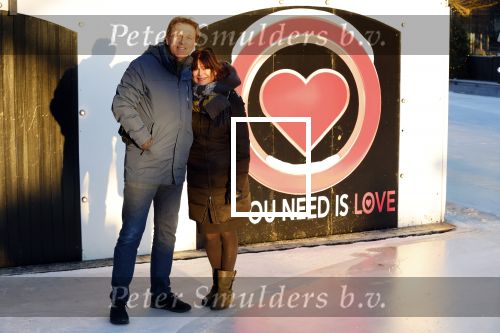 Amsterdam 21 december 2021
Robert ten Brink en zijn vrouw bij opnames all you need is love op museumplein.