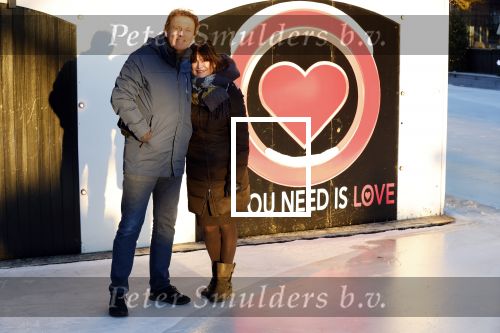 Amsterdam 21 december 2021
Robert ten Brink en zijn vrouw bij opnames all you need is love op museumplein.
