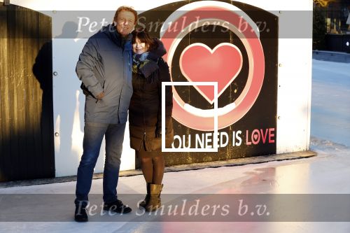 Amsterdam 21 december 2021
Robert ten Brink en zijn vrouw bij opnames all you need is love op museumplein.
