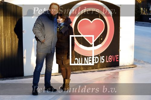 Amsterdam 21 december 2021
Robert ten Brink en zijn vrouw bij opnames all you need is love op museumplein.