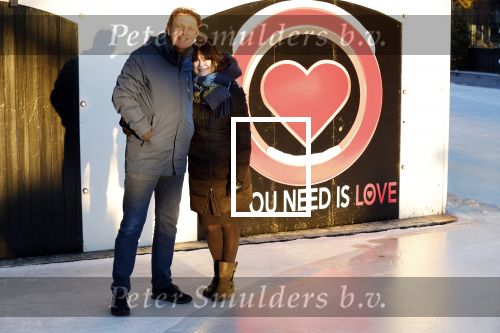 Amsterdam 21 december 2021
Robert ten Brink en zijn vrouw bij opnames all you need is love op museumplein.