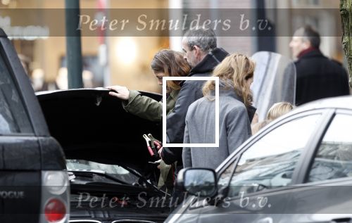 Amsterdam 22 januari 2011
Robine v d Meer met een kapotte auto. Oa Prins Bernhard jr helpt haar.
Peter Smulders bv
