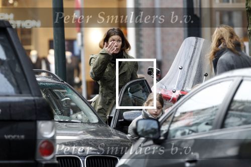 Amsterdam 22 januari 2011
Robine v d Meer met een kapotte auto. Oa Prins Bernhard jr helpt haar.
Peter Smulders bv