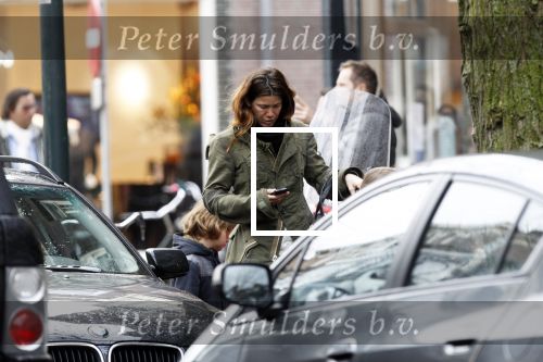 Amsterdam 22 januari 2011
Robine v d Meer met een kapotte auto. Oa Prins Bernhard jr helpt haar.
Peter Smulders bv