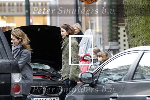 Amsterdam 22 januari 2011
Robine v d Meer met een kapotte auto. Oa Prins Bernhard jr helpt haar.
Peter Smulders bv