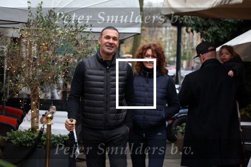 Amsterdam 4 december 2021
Ruud Gullit en zijn vriendin Karin de Rooij in Amsterdam zuid
