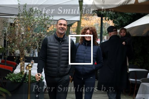 Amsterdam 4 december 2021
Ruud Gullit en zijn vriendin Karin de Rooij in Amsterdam zuid