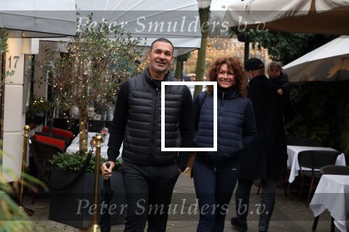 Amsterdam 4 december 2021
Ruud Gullit en zijn vriendin Karin de Rooij in Amsterdam zuid