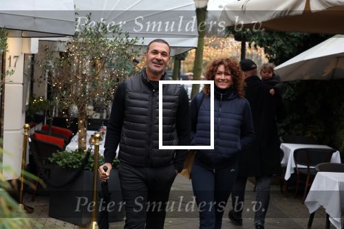 Amsterdam 4 december 2021
Ruud Gullit en zijn vriendin Karin de Rooij in Amsterdam zuid