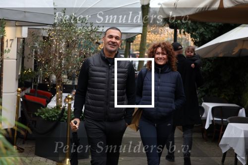 Amsterdam 4 december 2021
Ruud Gullit en zijn vriendin Karin de Rooij in Amsterdam zuid
