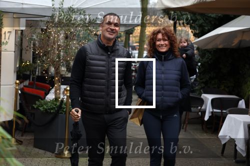Amsterdam 4 december 2021
Ruud Gullit en zijn vriendin Karin de Rooij in Amsterdam zuid