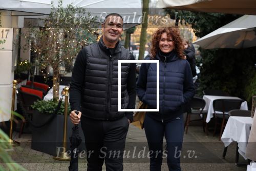 Amsterdam 4 december 2021
Ruud Gullit en zijn vriendin Karin de Rooij in Amsterdam zuid