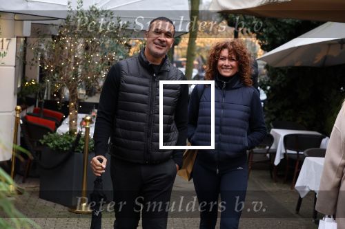 Amsterdam 4 december 2021
Ruud Gullit en zijn vriendin Karin de Rooij in Amsterdam zuid