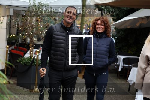 Amsterdam 4 december 2021
Ruud Gullit en zijn vriendin Karin de Rooij in Amsterdam zuid
