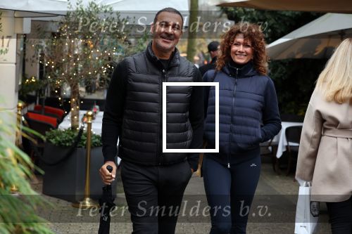Amsterdam 4 december 2021
Ruud Gullit en zijn vriendin Karin de Rooij in Amsterdam zuid