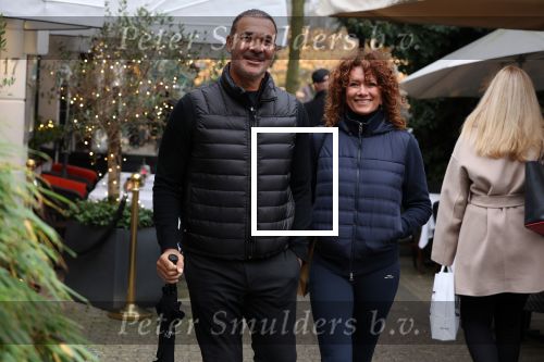 Amsterdam 4 december 2021
Ruud Gullit en zijn vriendin Karin de Rooij in Amsterdam zuid
