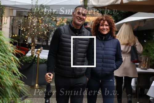 Amsterdam 4 december 2021
Ruud Gullit en zijn vriendin Karin de Rooij in Amsterdam zuid