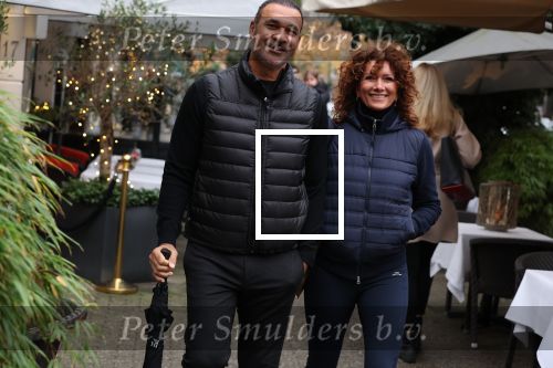 Amsterdam 4 december 2021
Ruud Gullit en zijn vriendin Karin de Rooij in Amsterdam zuid