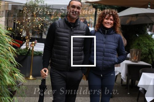 Amsterdam 4 december 2021
Ruud Gullit en zijn vriendin Karin de Rooij in Amsterdam zuid