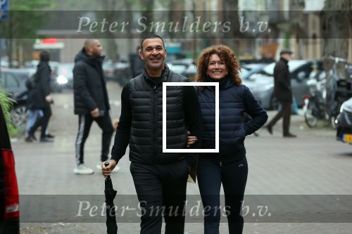 Amsterdam 4 december 2021
Ruud Gullit en zijn vriendin Karin de Rooij in Amsterdam zuid