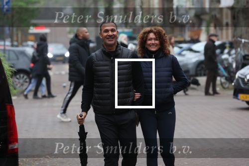 Amsterdam 4 december 2021
Ruud Gullit en zijn vriendin Karin de Rooij in Amsterdam zuid