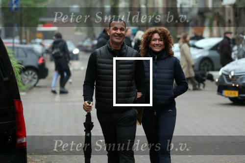Amsterdam 4 december 2021
Ruud Gullit en zijn vriendin Karin de Rooij in Amsterdam zuid