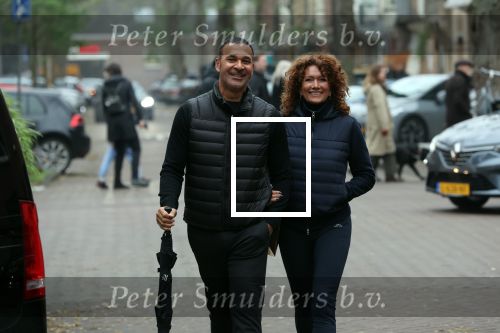 Amsterdam 4 december 2021
Ruud Gullit en zijn vriendin Karin de Rooij in Amsterdam zuid