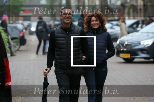 Amsterdam 4 december 2021
Ruud Gullit en zijn vriendin Karin de Rooij in Amsterdam zuid