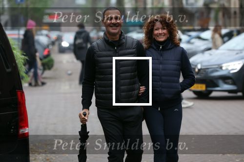 Amsterdam 4 december 2021
Ruud Gullit en zijn vriendin Karin de Rooij in Amsterdam zuid