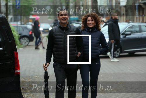 Amsterdam 4 december 2021
Ruud Gullit en zijn vriendin Karin de Rooij in Amsterdam zuid